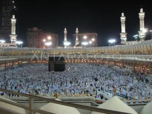 Apakah seseorang harus menjawab (panggilan) ibunya ketika shalat?